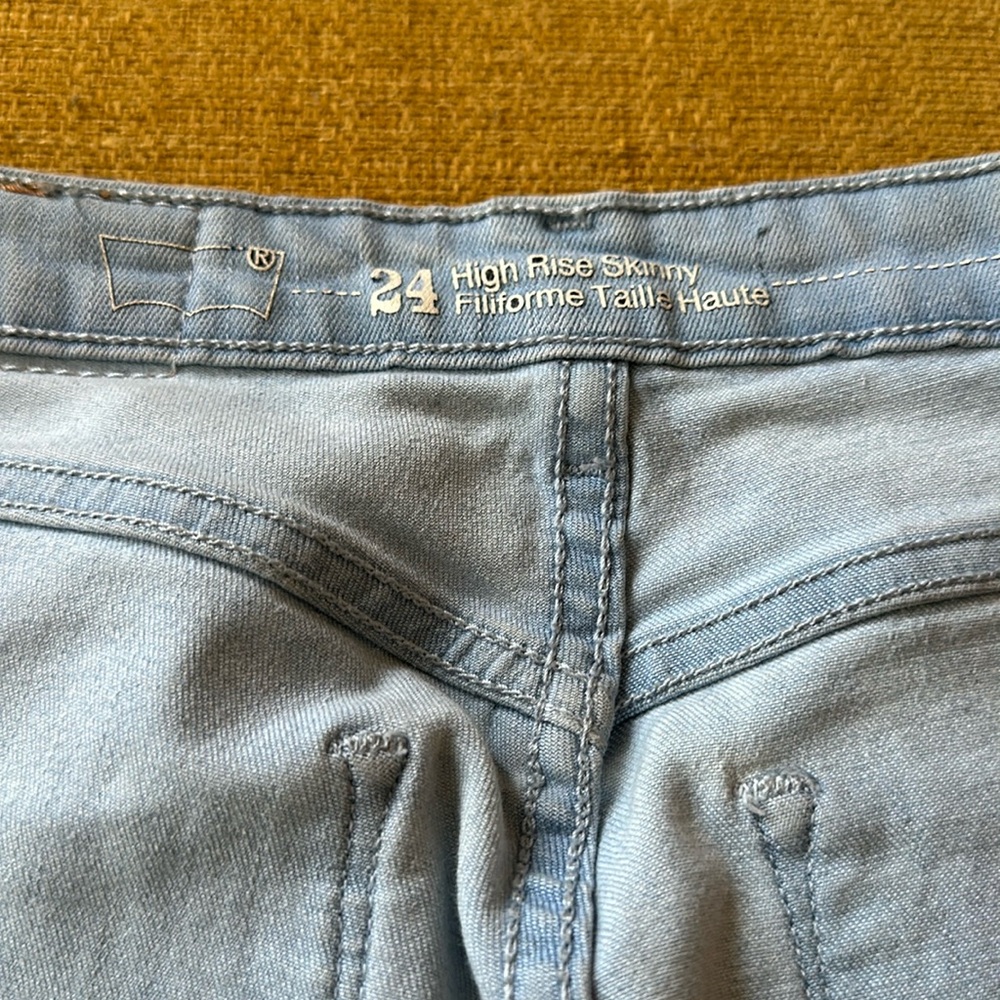 BNWOT Levi’s 721 Highrise Skinny Jeans, W24L32